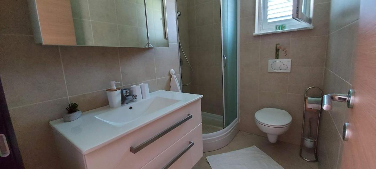 Apartmani Tomislav Krk Town Exteriör bild