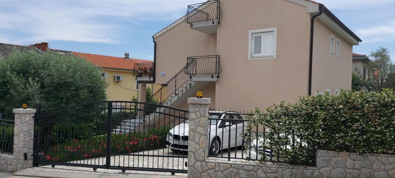 Apartmani Tomislav Krk Town Exteriör bild